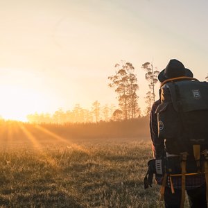Ein Foto von einem Wanderer mit Rucksack