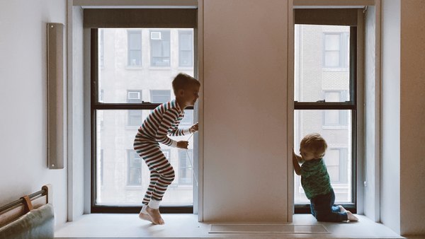 Zwei spielende Kinder