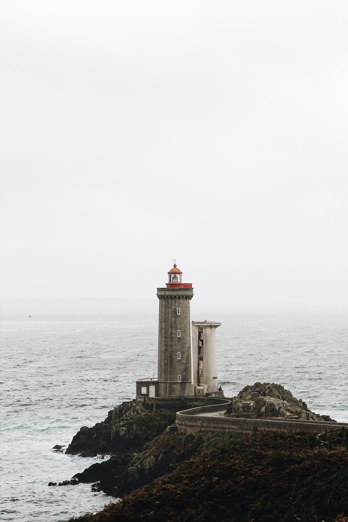 Ein Leuchtturm an der Felsenküste